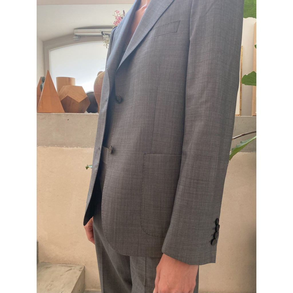 Officine Générale – Veste Albane - Écru/Noir - Femme, homme portant un costume gris en laine, vue de profil