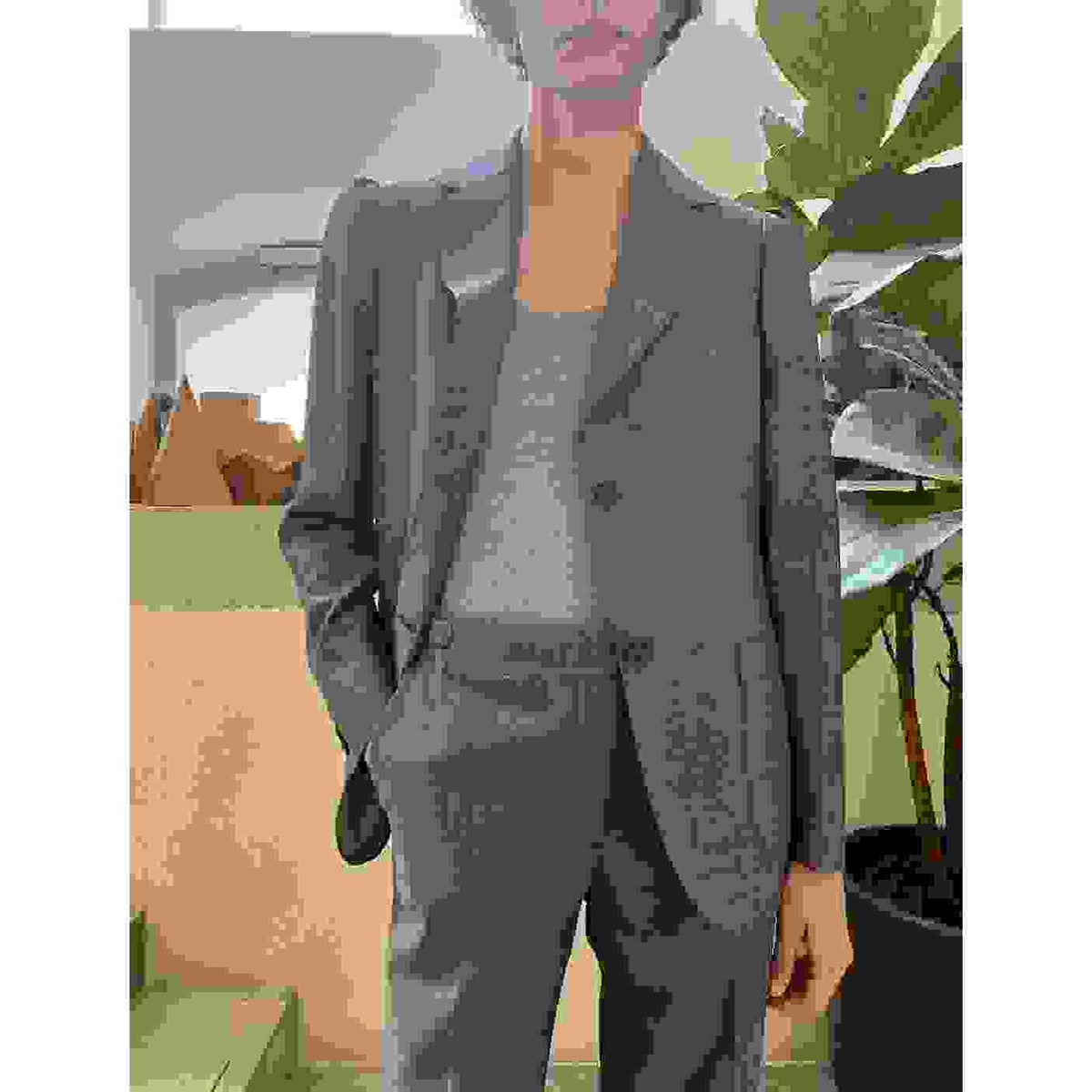 Officine Générale – Veste Albane - Écru/Noir - Femme, mannequin portant un costume gris de face, avec un débardeur gris