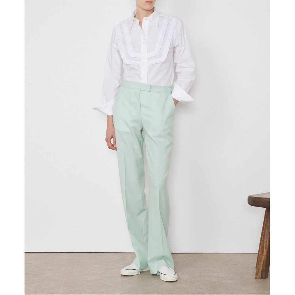 Officine Générale – Pantalon Ilenia - Menthe - Femme, mannequin portant une chemise blanche et un pantalon vert clair, vue de face