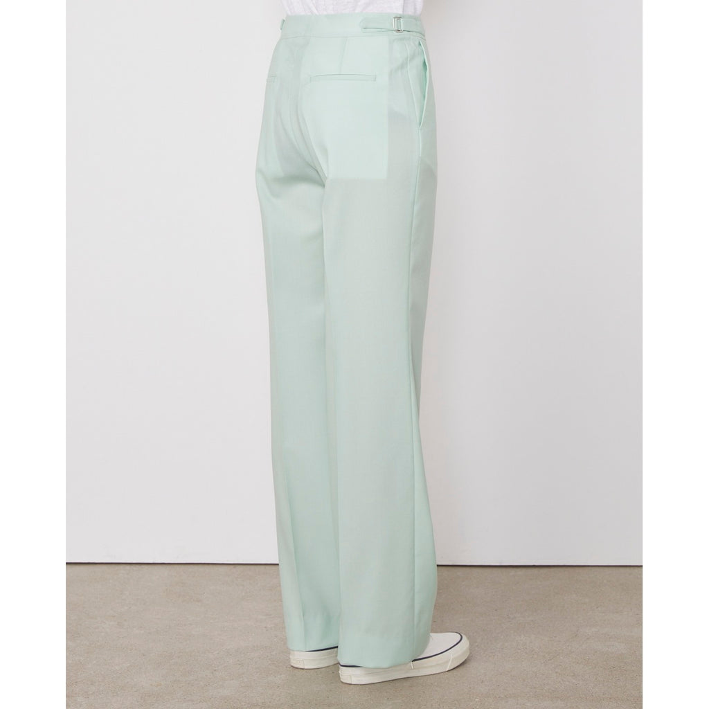 Officine Générale – Pantalon Ilenia - Menthe - Femme, pantalon vert clair porté par un mannequin, vue de profil