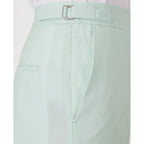Officine Générale – Pantalon Ilenia - Menthe - Femme, gros plan sur le détail d'un pantalon vert d'eau avec boucle