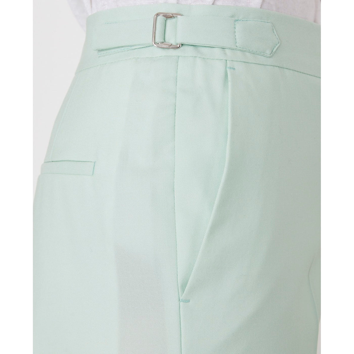 Officine Générale – Pantalon Ilenia - Menthe - Femme, gros plan sur le détail d'un pantalon vert d'eau avec boucle