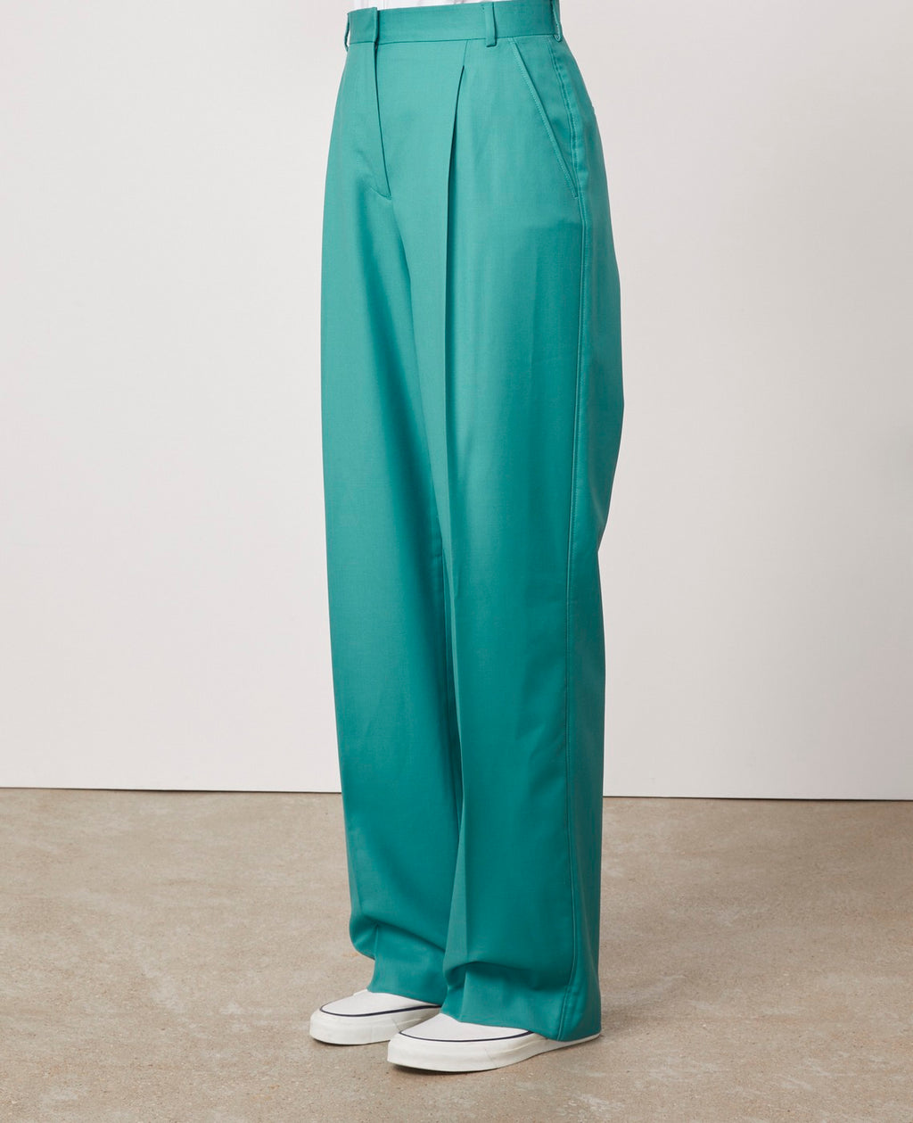 Officine Générale – Pantalon Sophie - Émeraude - Femme, pantalon large vert émeraude porté par un mannequin, vue de profil