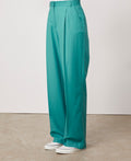 Officine Générale – Pantalon Sophie - Émeraude - Femme, pantalon large vert émeraude porté par un mannequin, vue de profil