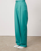Officine Générale – Pantalon Sophie - Émeraude - Femme, pantalon large vert émeraude porté par un mannequin, vue de profil