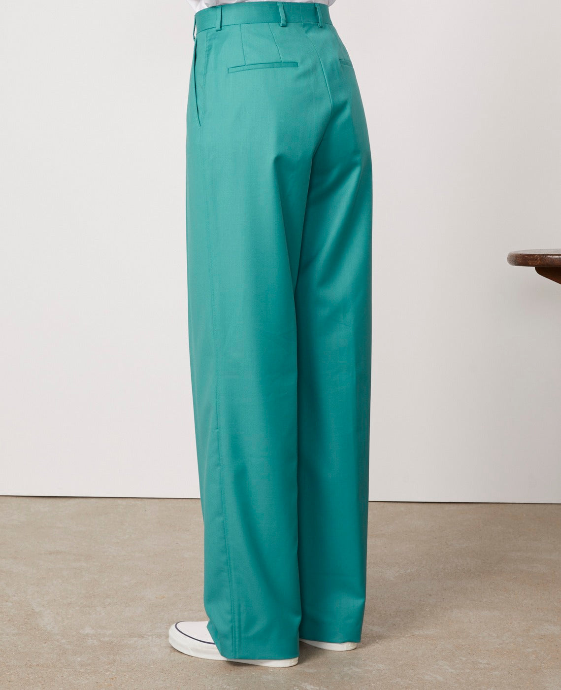 Officine Générale – Pantalon Sophie - Émeraude - Femme, pantalon large vert turquoise porté par un mannequin, vue de dos