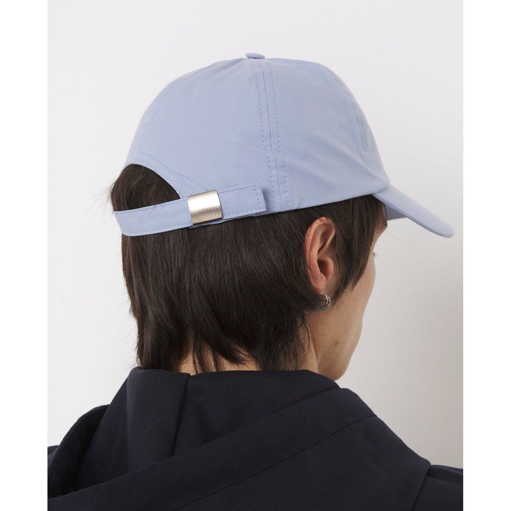 Officine Générale – Casquette Baseball - Bleu Layette - Mixte, casquette bleu clair portée de dos par un mannequin aux cheveux foncés