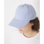 Officine Générale – Casquette Baseball - Bleu Layette - Mixte, casquette bleu clair portée par une femme, vue de face