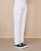 Officine Générale – Jean Tyler - Blanc - Homme, pantalon blanc porté par un mannequin, vue de profil, chaussures noires