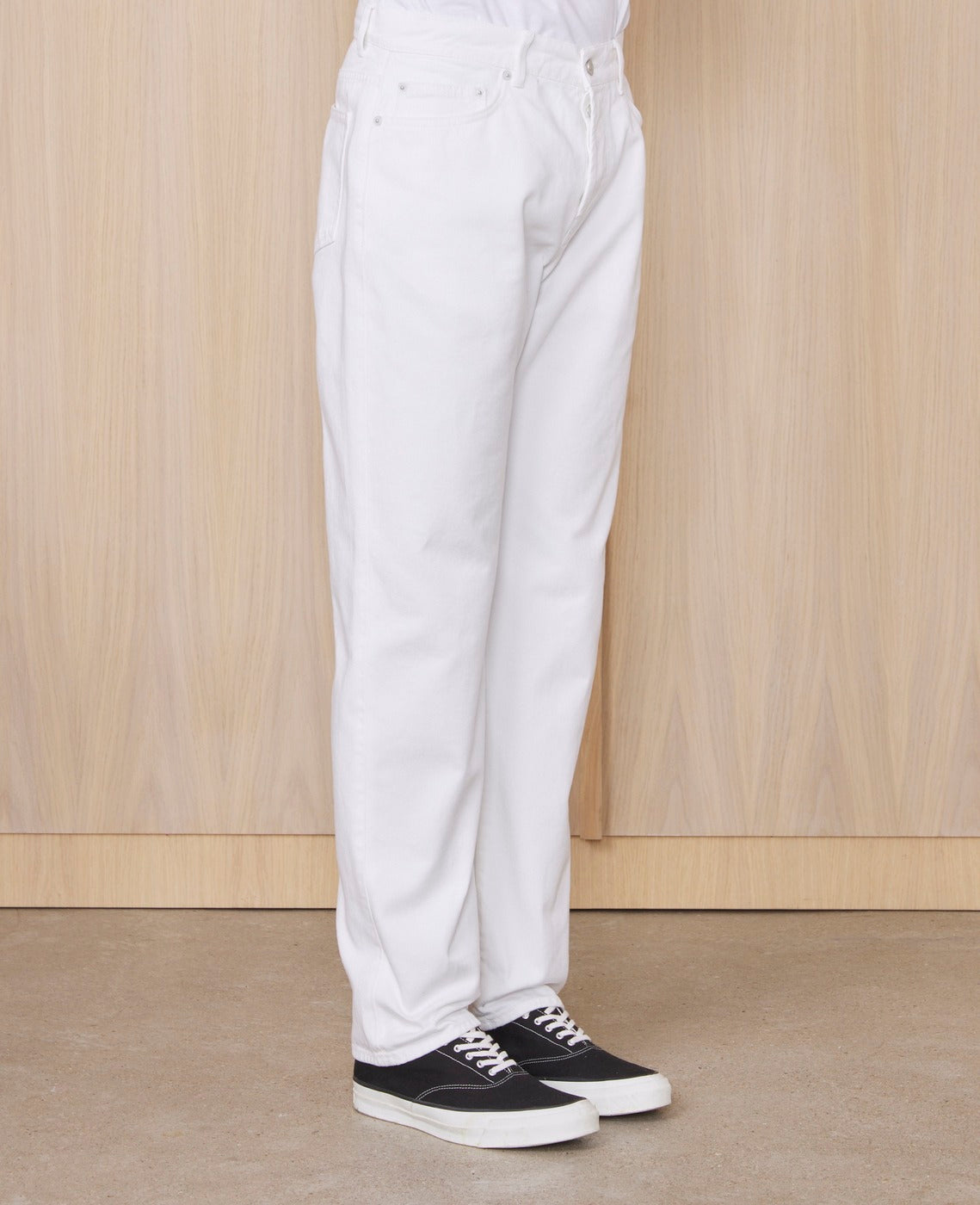 Officine Générale – Jean Tyler - Blanc - Homme, pantalon blanc porté par un mannequin, vue de profil, chaussures noires