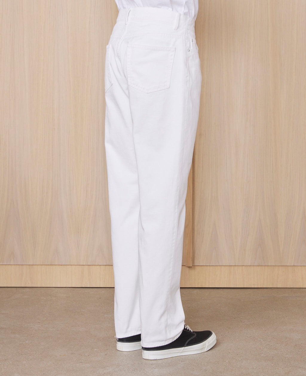 Officine Générale – Jean Tyler - Blanc - Homme, pantalon blanc en jean porté par un mannequin, vue de profil
