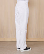 Officine Générale – Jean Tyler - Blanc - Homme, pantalon blanc en jean porté par un mannequin, vue de profil