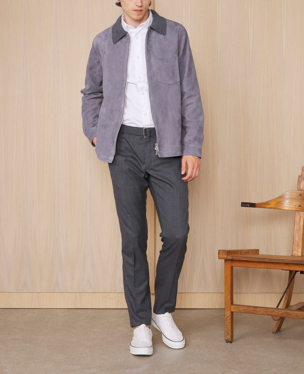 Officine Générale – Surchemise Selim - Gris Moyen - Homme, mannequin homme portant une veste grise en daim et un pantalon gris