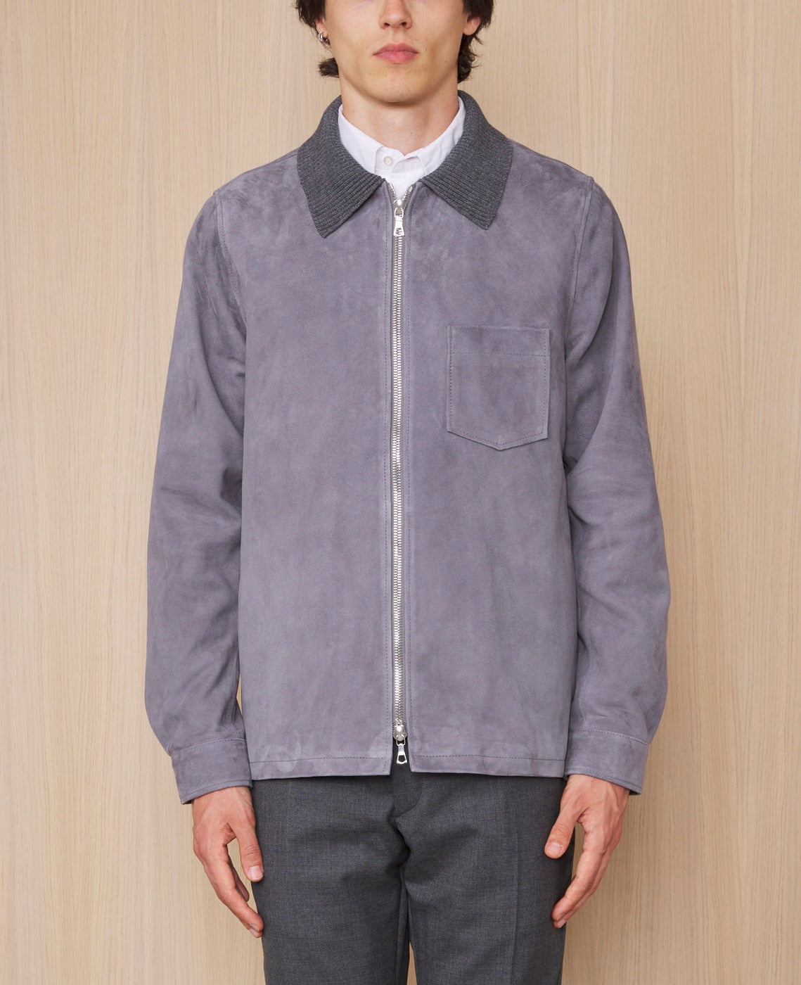 Officine Générale – Surchemise Selim - Gris Moyen - Homme, veste en daim gris portée par un homme, vue de face