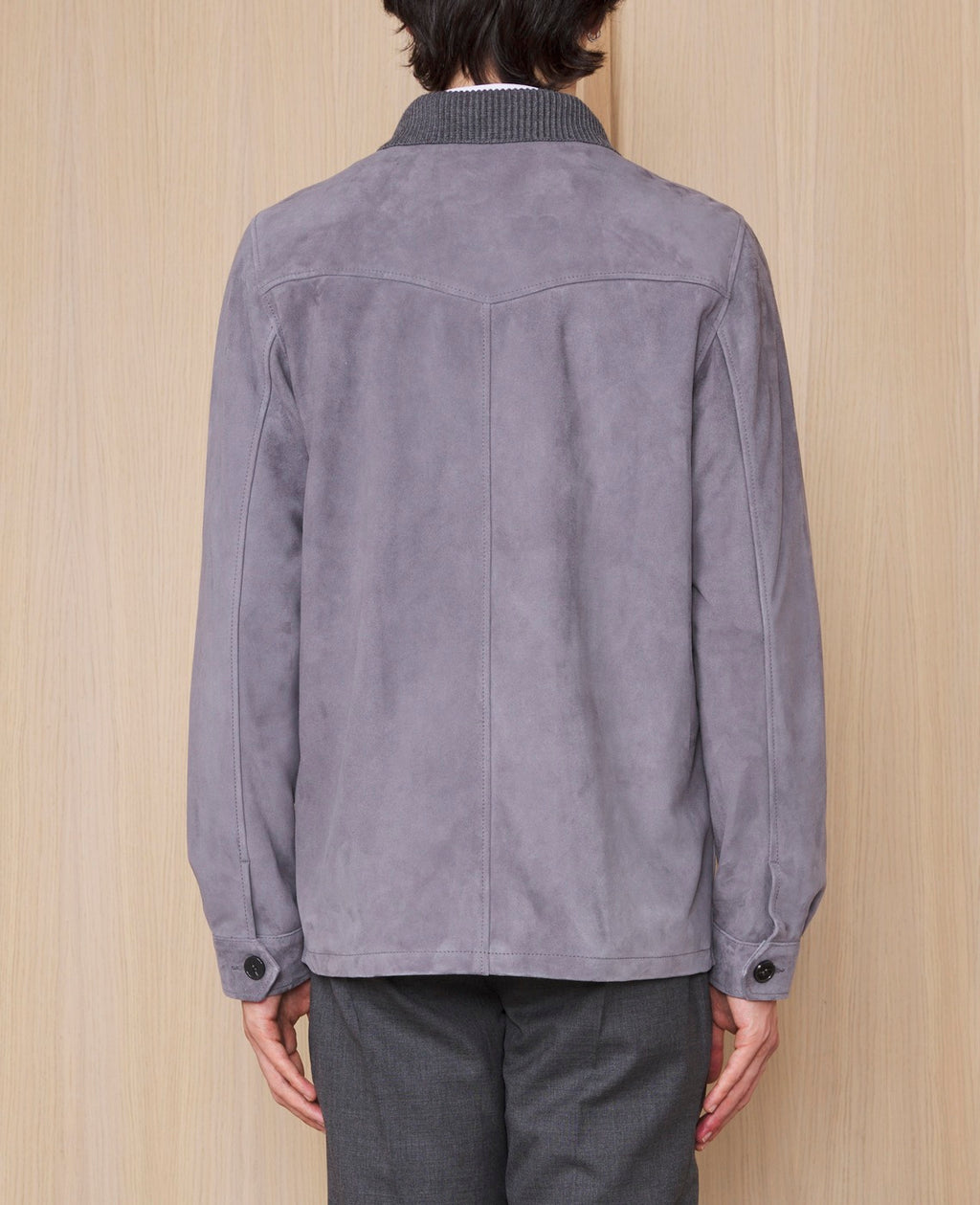 Officine Générale – Surchemise Selim - Gris Moyen - Homme, veste en daim gris portée de dos par un homme
