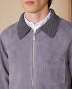 Officine Générale – Surchemise Selim - Gris Moyen - Homme, homme portant une veste en daim gris avec col en maille