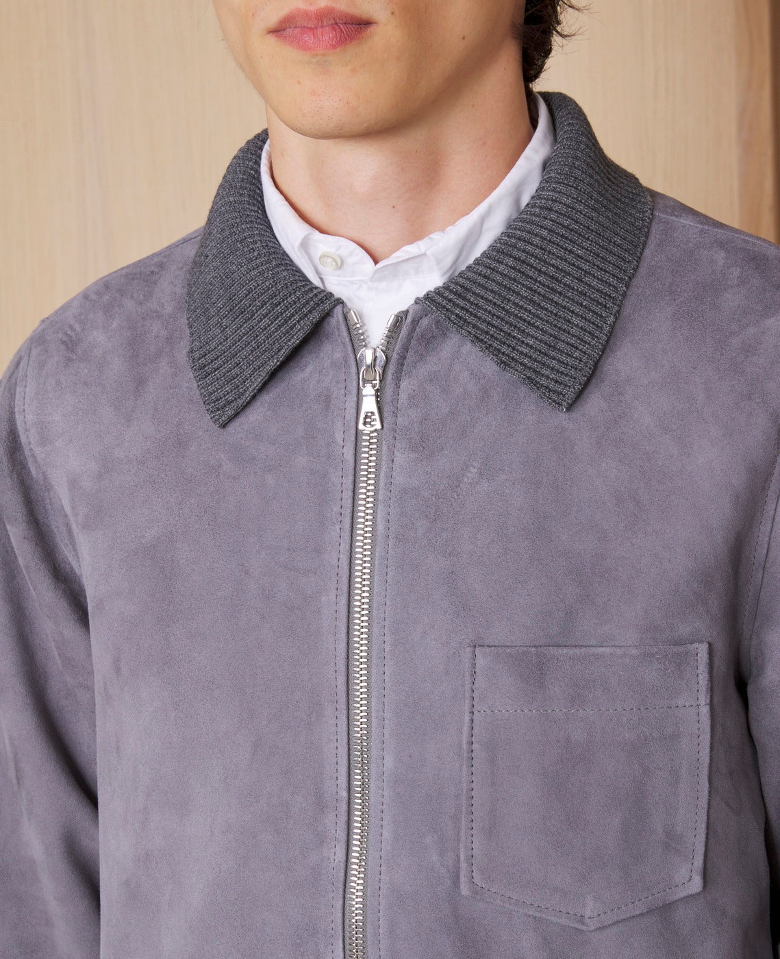 Officine Générale – Surchemise Selim - Gris Moyen - Homme, homme portant une veste en daim gris avec col en maille
