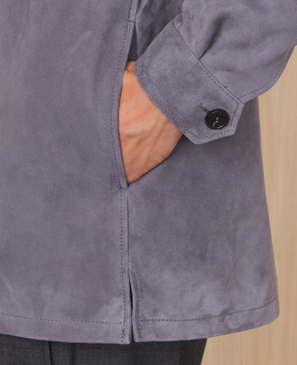 Officine Générale – Surchemise Selim - Gris Moyen - Homme, détail d'une veste en daim gris portée, avec la main dans la poche