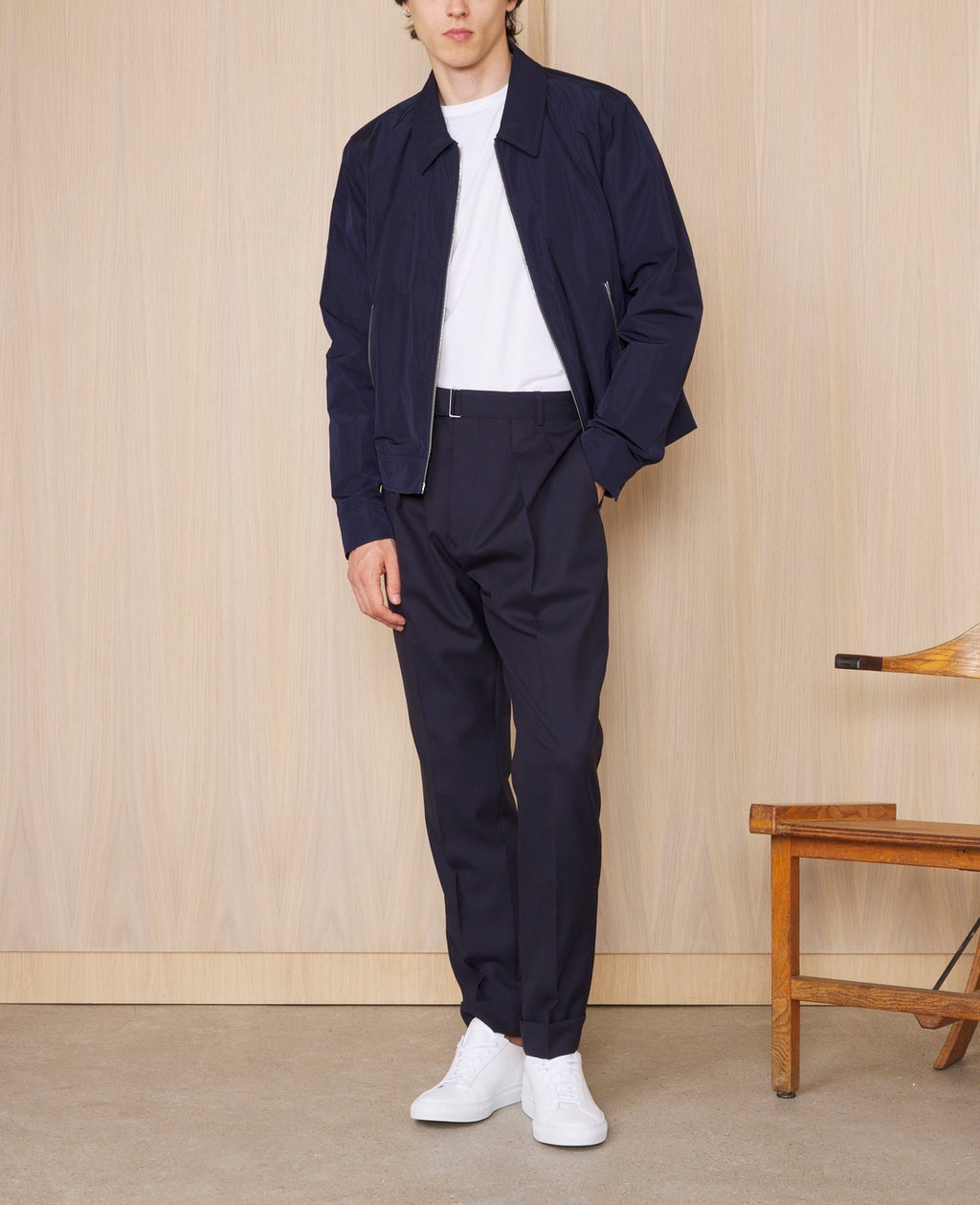 Officine Générale – Bomber Newton - Bleu Marine - Homme, mannequin masculin portant un blouson bleu marine et un pantalon assorti