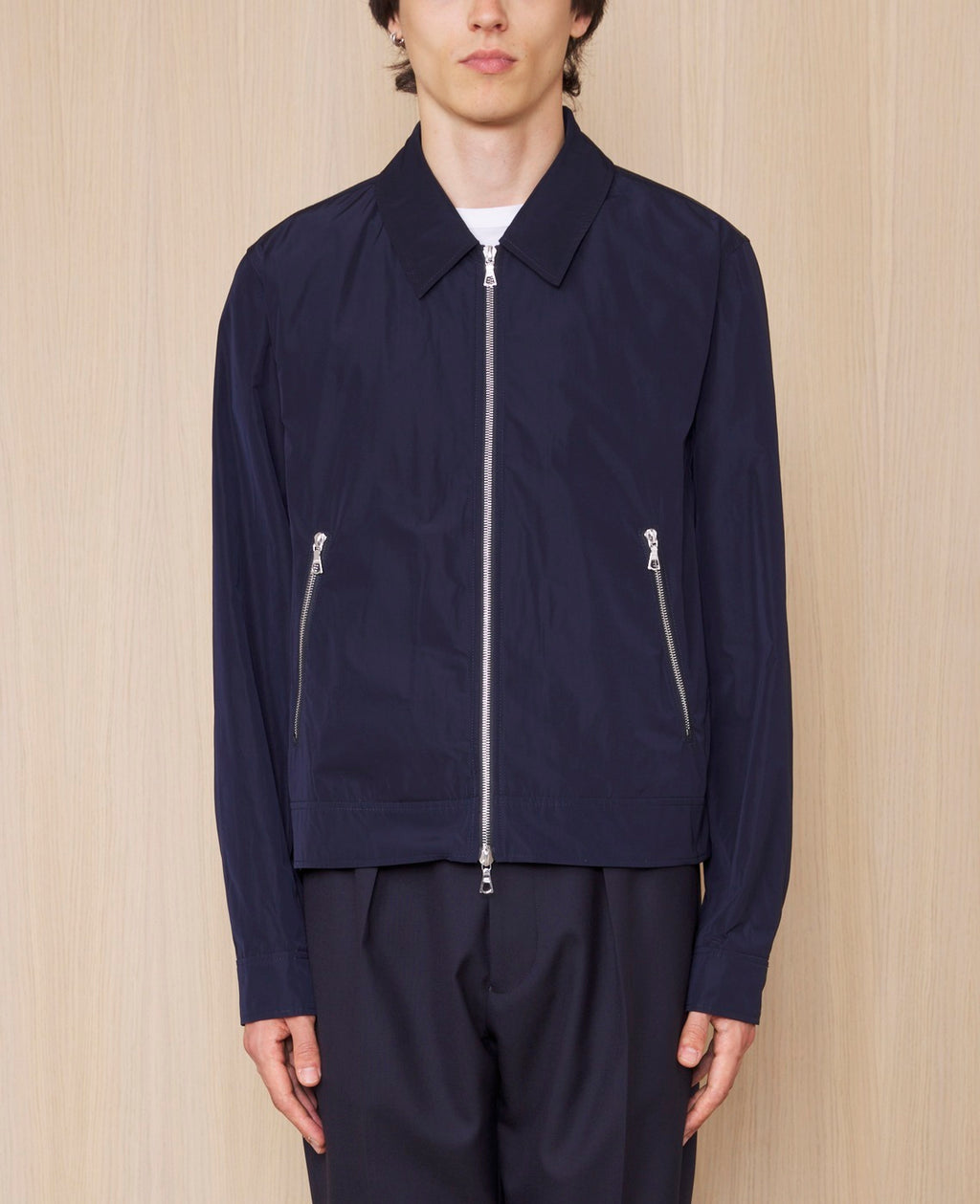 Officine Générale – Bomber Newton - Bleu Marine - Homme, veste bleu marine portée par un mannequin, vue de face