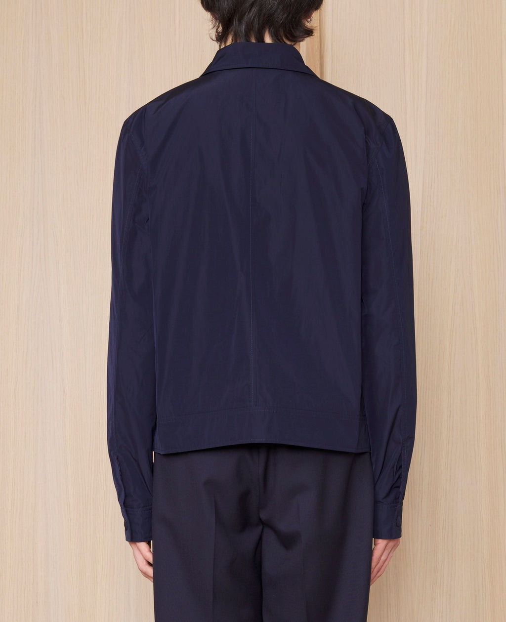Officine Générale – Bomber Newton - Bleu Marine - Homme, veste bleu marine portée de dos par un homme, sur fond clair