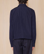 Officine Générale – Bomber Newton - Bleu Marine - Homme, veste bleu marine portée de dos par un homme, sur fond clair