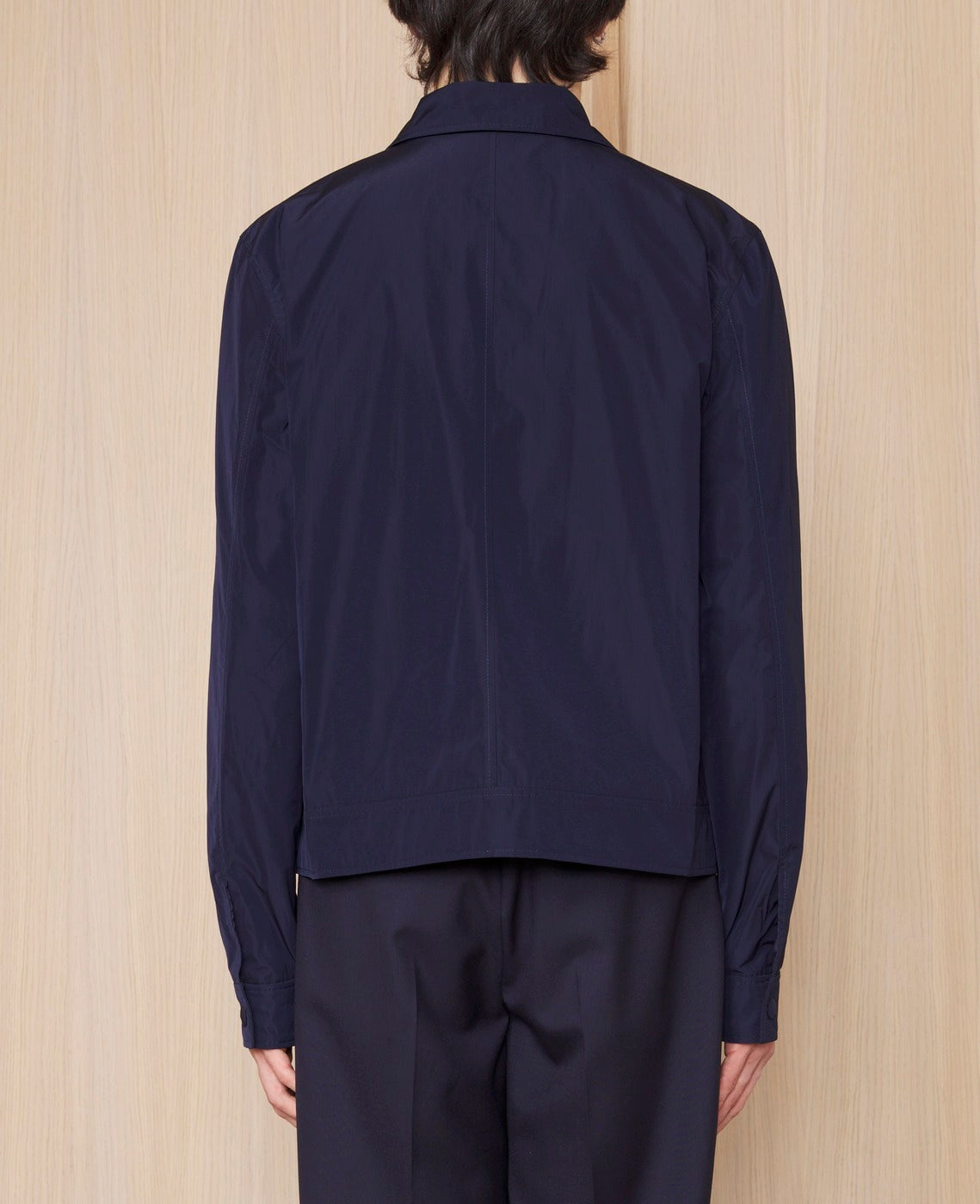 Officine Générale – Bomber Newton - Bleu Marine - Homme, veste bleu marine portée de dos par un homme, sur fond clair
