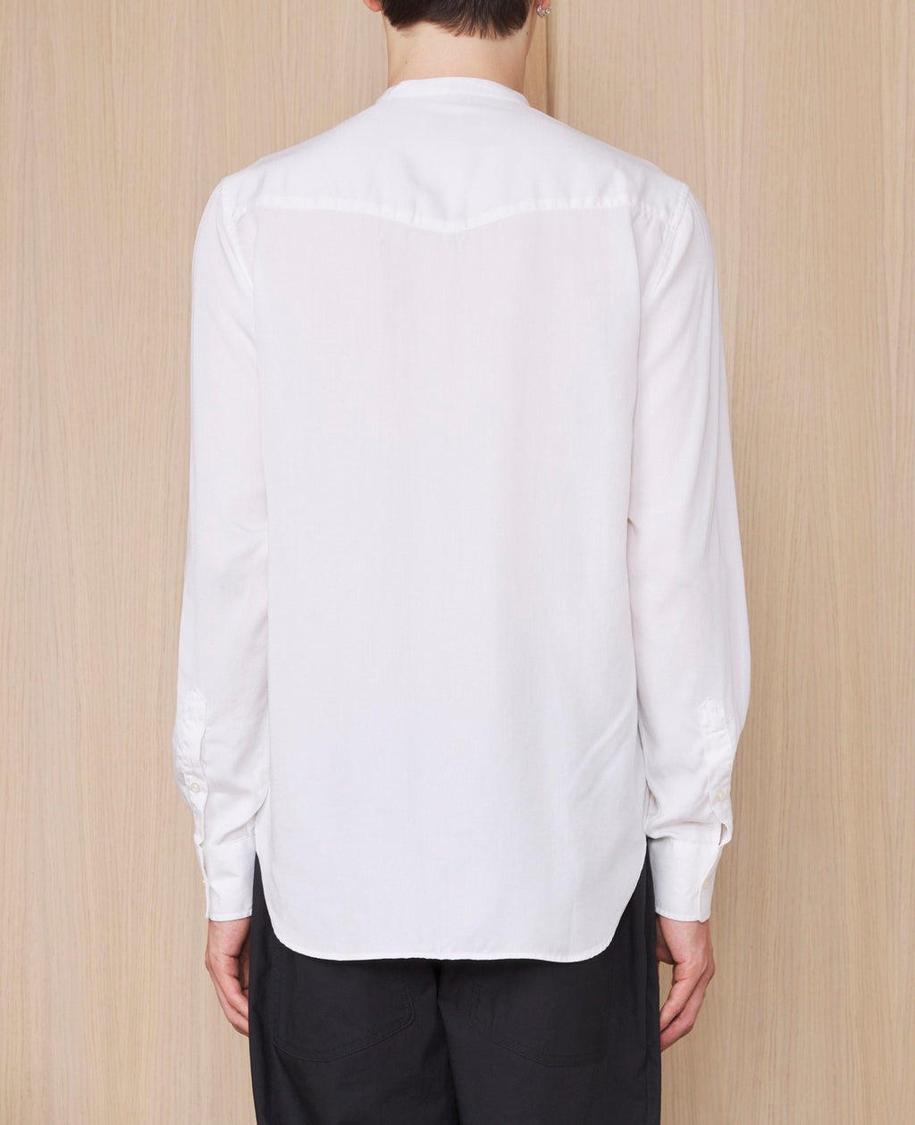 Officine Générale – Chemise Gaspard - Blanc - Homme, chemise blanche à col mao portée de dos par un homme