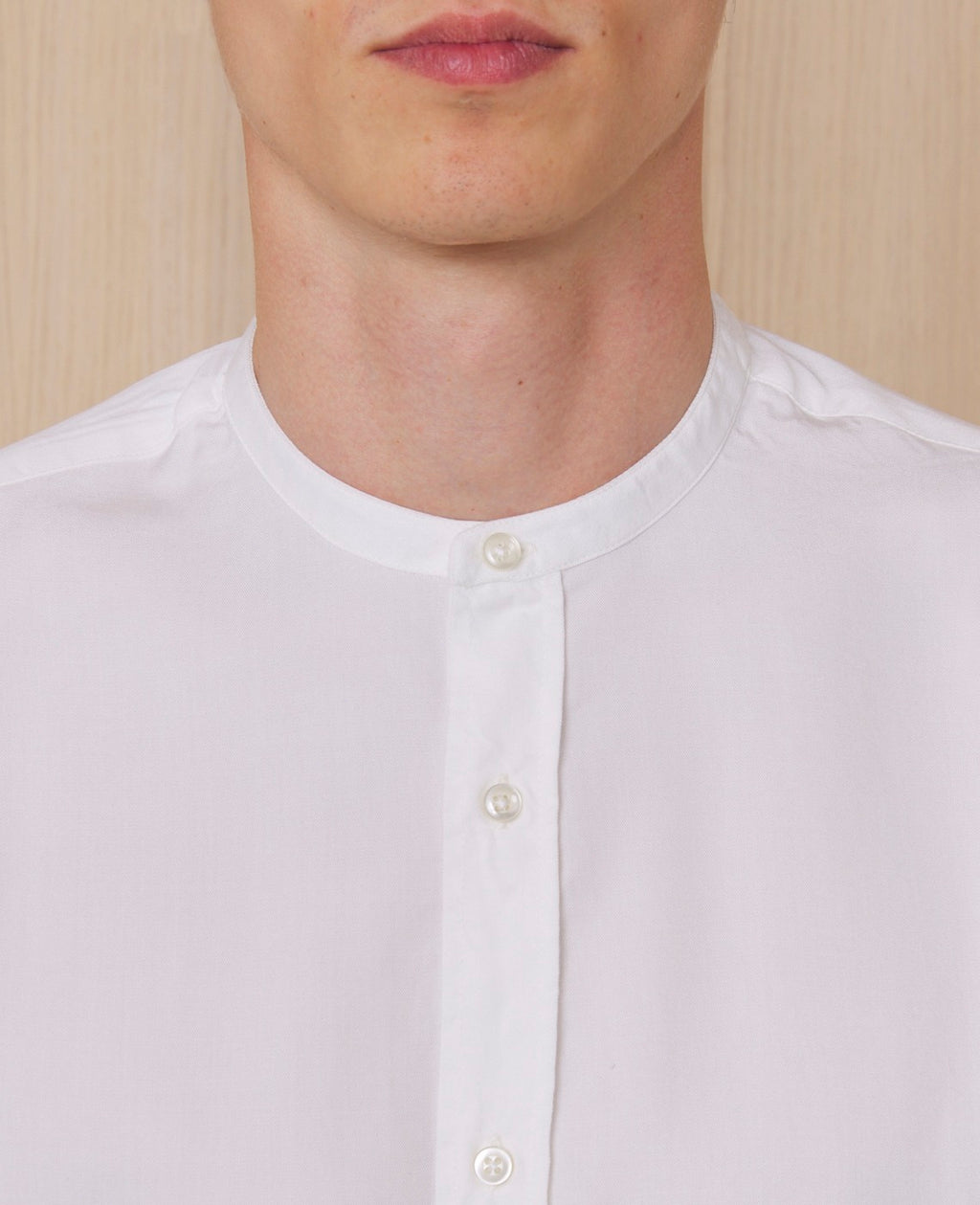 Officine Générale – Chemise Gaspard - Blanc - Homme, chemise blanche à col mao portée par un mannequin, vue de face
