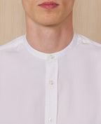 Officine Générale – Chemise Gaspard - Blanc - Homme, chemise blanche à col mao portée par un mannequin, vue de face