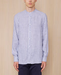 Officine Générale – Chemise Gaston - Bleu Marine/Blanc - Homme, chemise rayée bleue et blanche portée par un mannequin, vue de face
