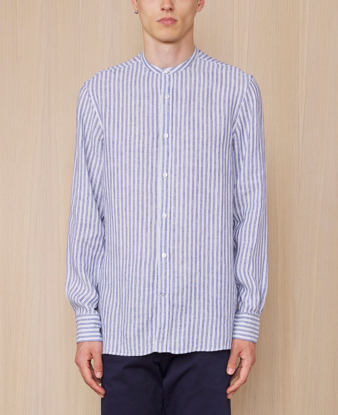 Officine Générale – Chemise Gaston - Bleu Marine/Blanc - Homme, chemise rayée bleue et blanche portée par un mannequin, vue de face