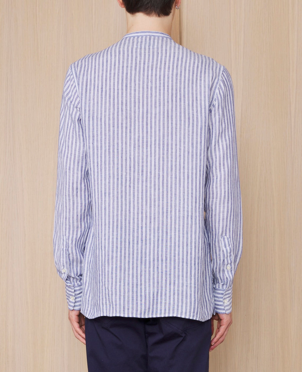 Officine Générale – Chemise Gaston - Bleu Marine/Blanc - Homme, chemise rayée bleue et blanche portée de dos par un mannequin