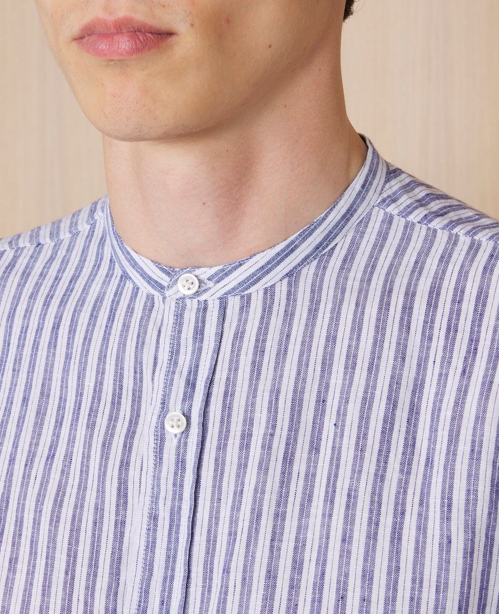Officine Générale – Chemise Gaston - Bleu Marine/Blanc - Homme, homme portant une chemise rayée bleue et blanche, col mao