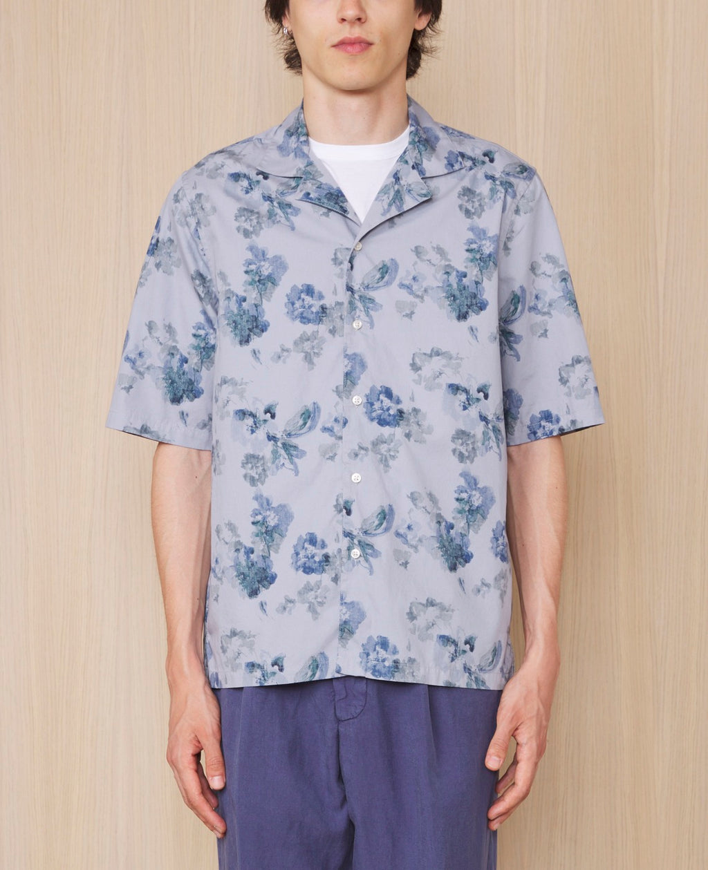 Officine Générale – Chemise Eren Manches Courtes - Bleu Clair/Gris - Homme, chemise à manches courtes à motif floral bleu portée par un homme