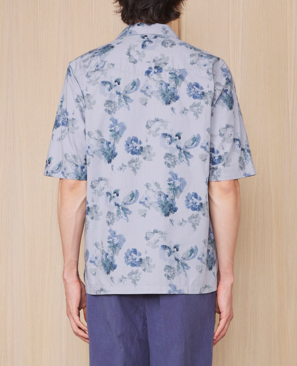 Officine Générale – Chemise Eren Manches Courtes - Bleu Clair/Gris - Homme, homme de dos portant une chemise à motifs floraux bleus et gris