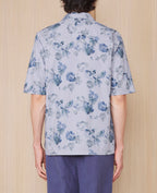 Officine Générale – Chemise Eren Manches Courtes - Bleu Clair/Gris - Homme, homme de dos portant une chemise à motifs floraux bleus et gris