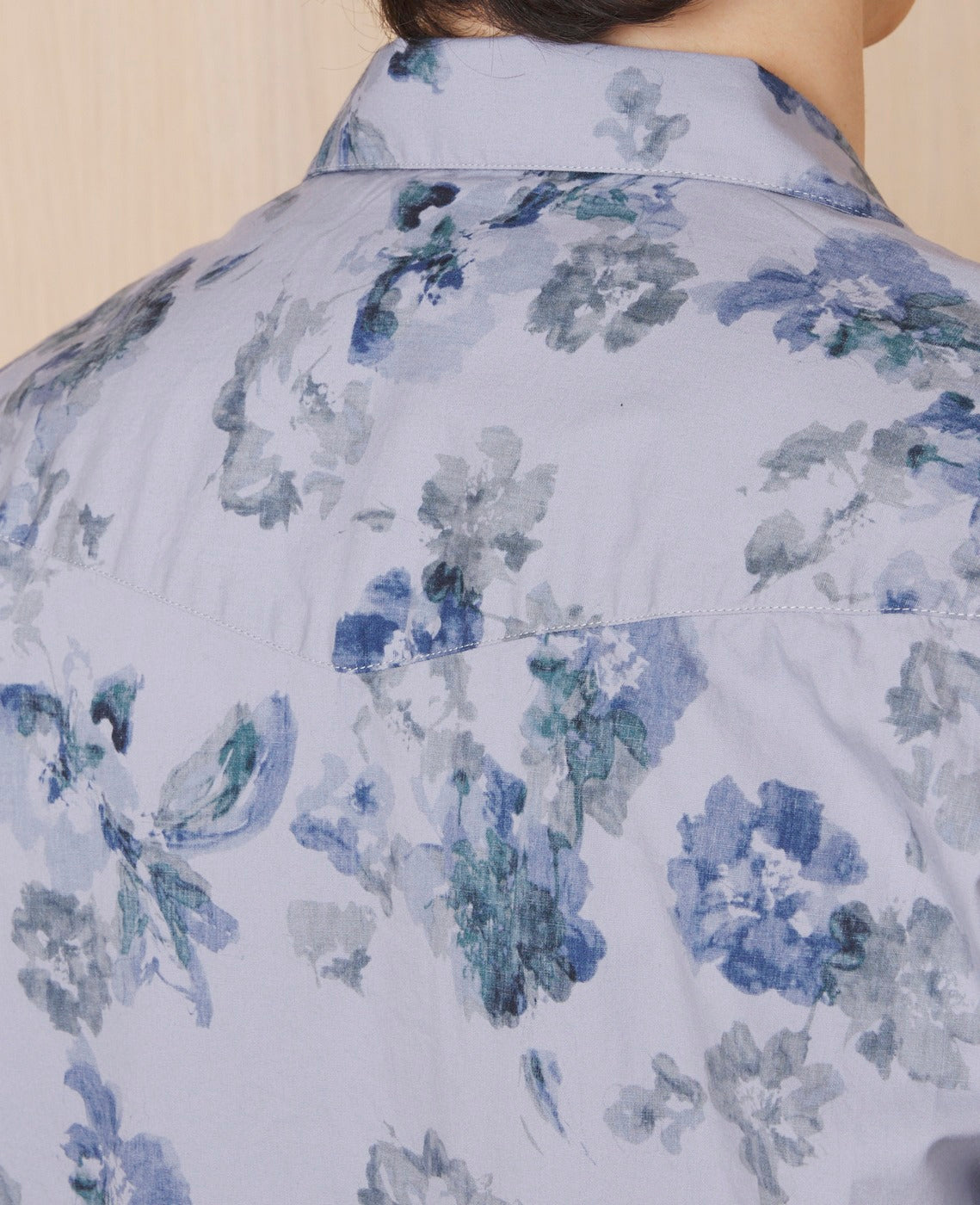 Officine Générale – Chemise Eren Manches Courtes - Bleu Clair/Gris - Homme, chemise à motifs floraux bleus et verts, portée de dos
