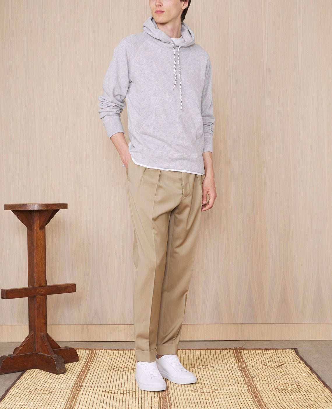 Officine Générale – Sweat Octave - Gris Chiné - Homme, mannequin masculin portant un sweat-shirt gris et un pantalon beige