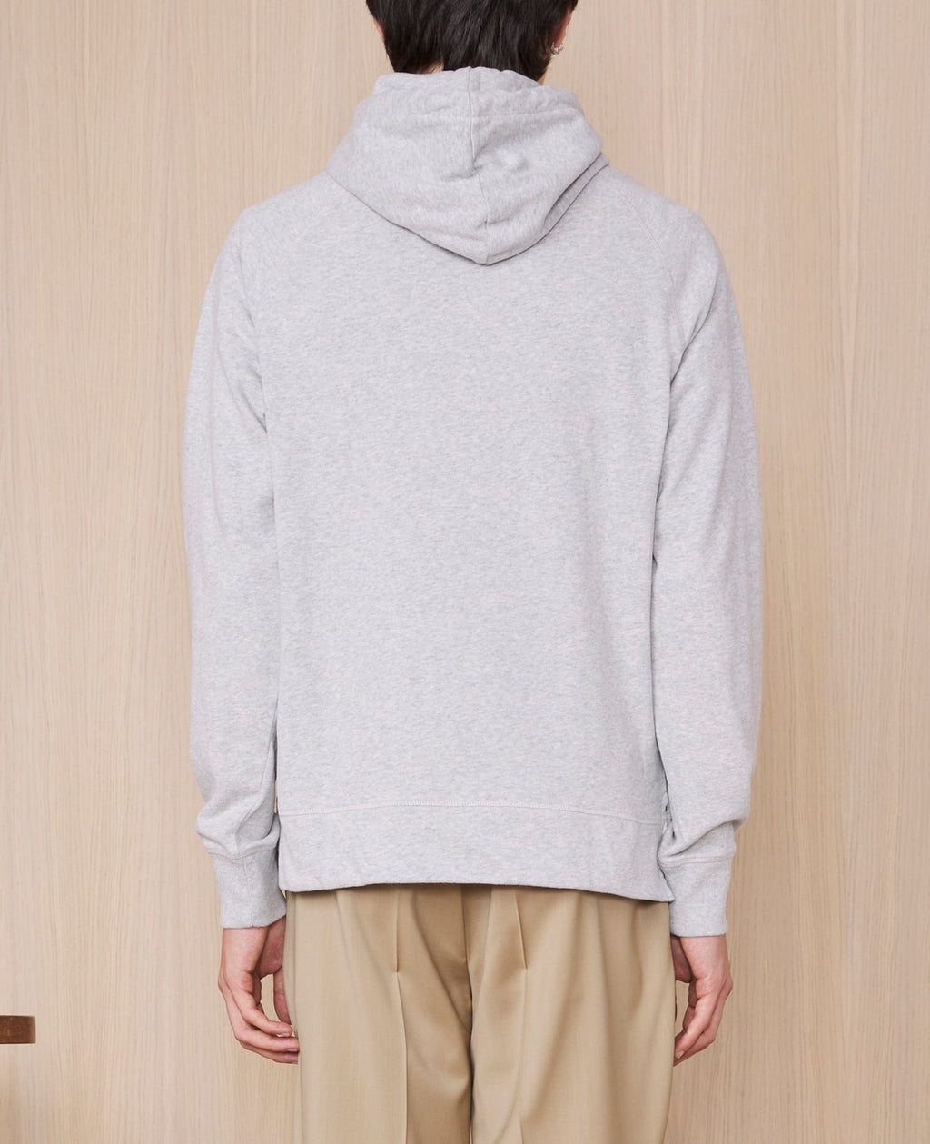 Officine Générale – Sweat Octave - Gris Chiné - Homme, homme de dos portant un sweat-shirt à capuche gris clair