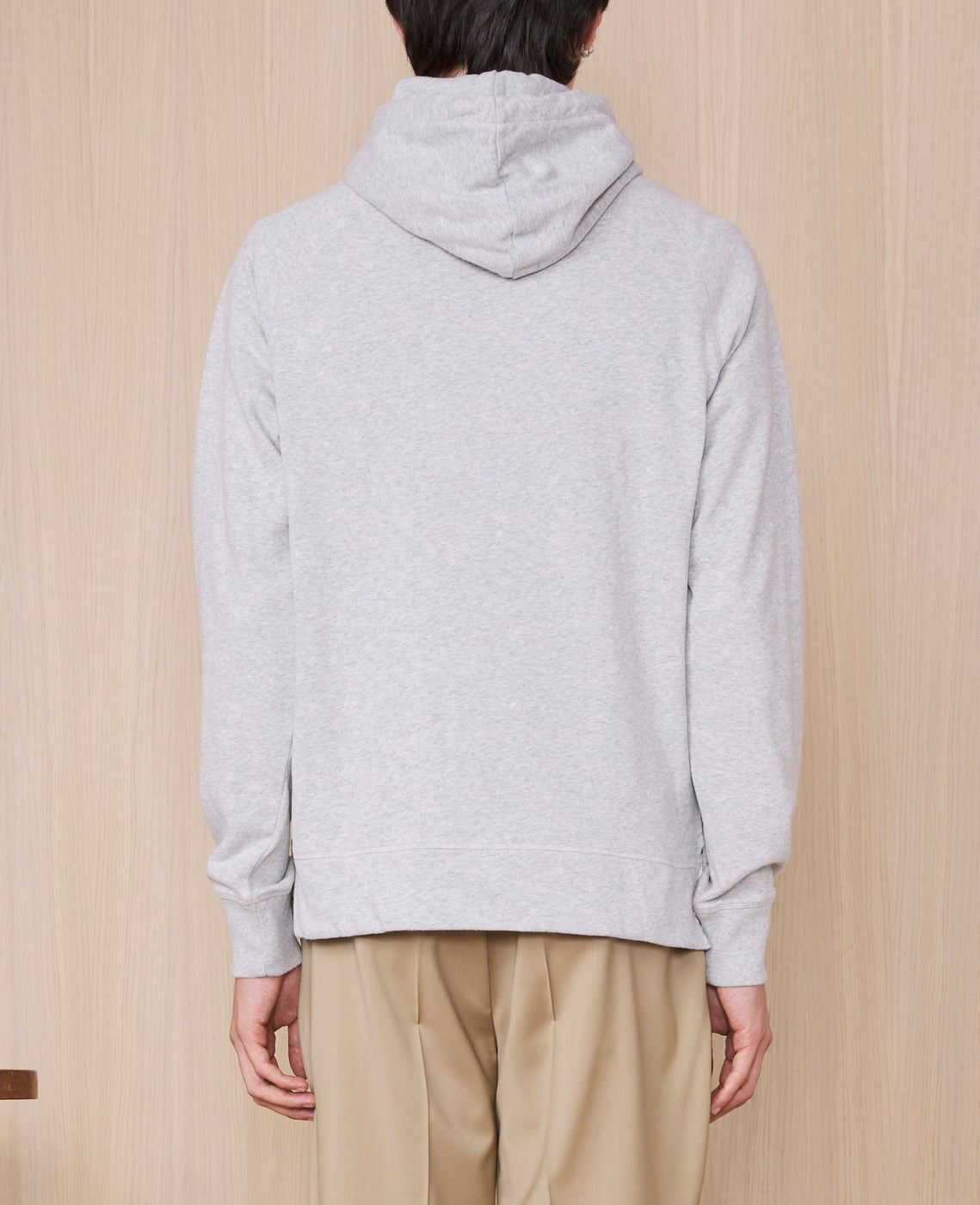 Officine Générale – Sweat Octave - Gris Chiné - Homme, homme de dos portant un sweat-shirt à capuche gris clair
