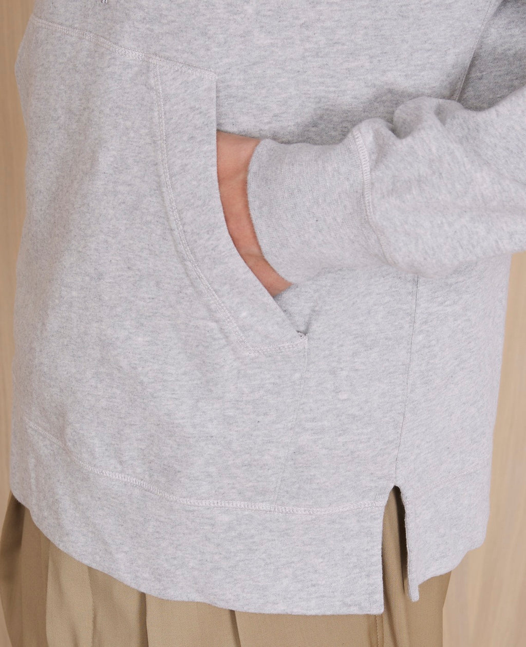 Officine Générale – Sweat Octave - Gris Chiné - Homme, détail d'une main dans la poche kangourou d'un sweat-shirt gris chiné