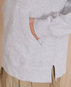 Officine Générale – Sweat Octave - Gris Chiné - Homme, détail d'une main dans la poche kangourou d'un sweat-shirt gris chiné