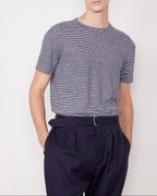 Officine Générale – T-Shirt Manches Courtes - Bleu Nuit/Blanc - Homme, t-shirt rayé bleu et blanc porté par un homme