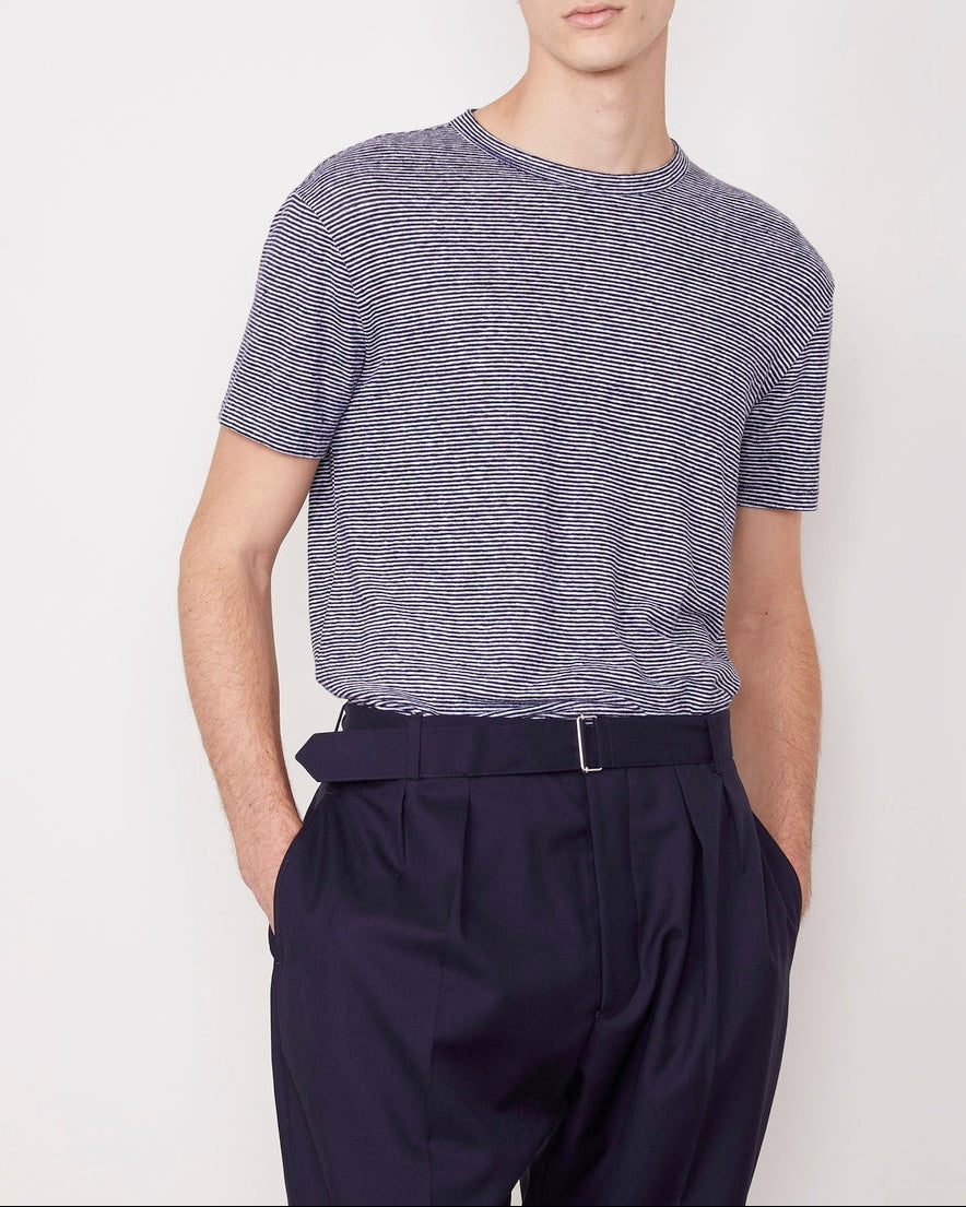 Officine Générale – T-Shirt Manches Courtes - Bleu Nuit/Blanc - Homme, t-shirt rayé bleu et blanc porté par un homme