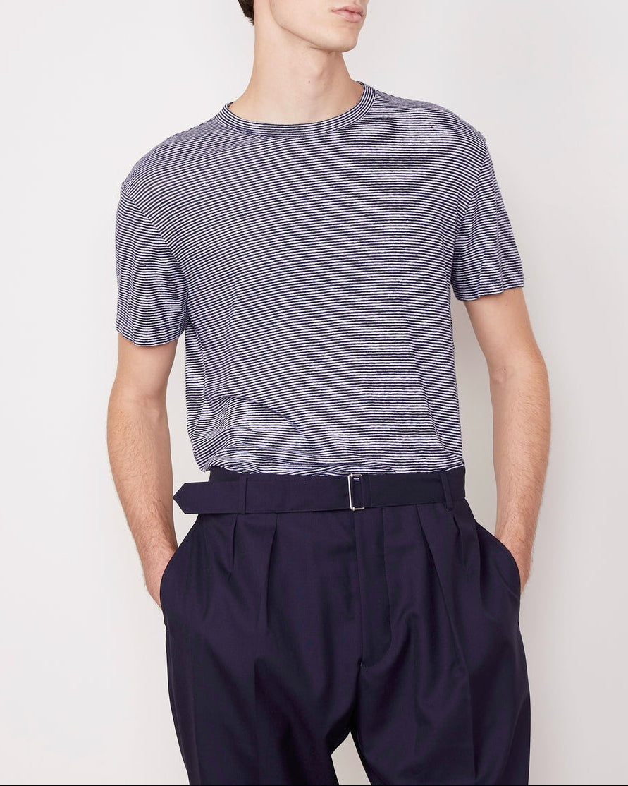 Officine Générale – T-Shirt Manches Courtes - Bleu Nuit/Blanc - Homme, mannequin portant un t-shirt rayé bleu et blanc et un pantalon bleu marine