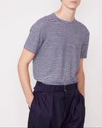 Officine Générale – T-Shirt Manches Courtes - Bleu Nuit/Blanc - Homme, mannequin masculin portant un t-shirt rayé bleu et blanc et un pantalon bleu marine