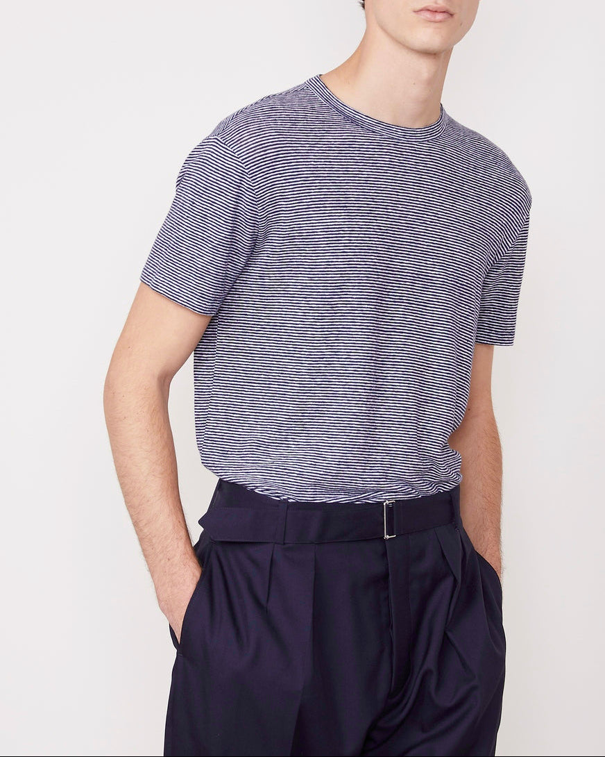 Officine Générale – T-Shirt Manches Courtes - Bleu Nuit/Blanc - Homme, mannequin masculin portant un t-shirt rayé bleu et blanc et un pantalon bleu marine