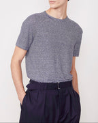 Officine Générale – T-Shirt Manches Courtes - Bleu Nuit/Blanc - Homme, mannequin portant un t-shirt rayé bleu et blanc et un pantalon bleu marine