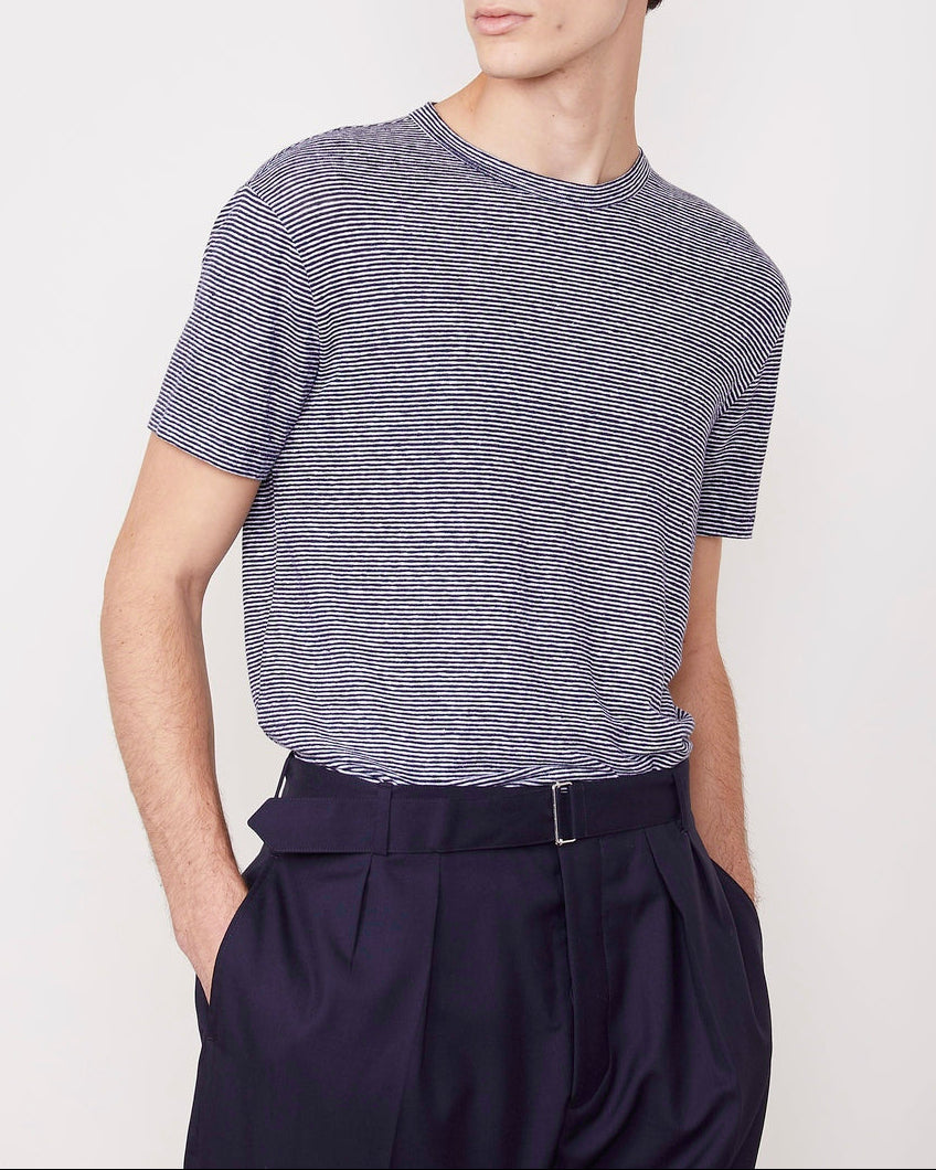 Officine Générale – T-Shirt Manches Courtes - Bleu Nuit/Blanc - Homme, mannequin portant un t-shirt rayé bleu et blanc et un pantalon bleu marine